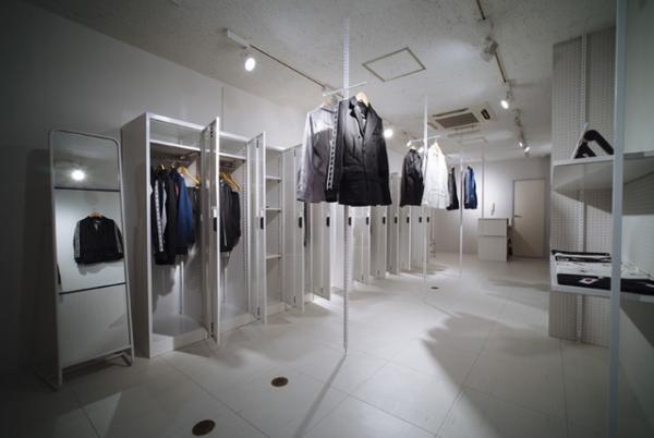 アンリアレイジ×アシックス×ケイスケカンダ3社協業によるジャージスーツ。山田孝之がサラリーマンに扮したムービーが公開に