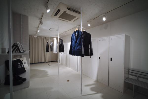 アンリアレイジ×アシックス×ケイスケカンダ3社協業によるジャージスーツ。山田孝之がサラリーマンに扮したムービーが公開に