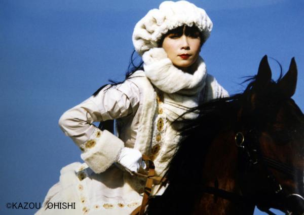 “おかっぱ髪のふたりの異才”草間彌生と山口小夜子のドキュメンタリー映画をトップミュージアムで同時上映