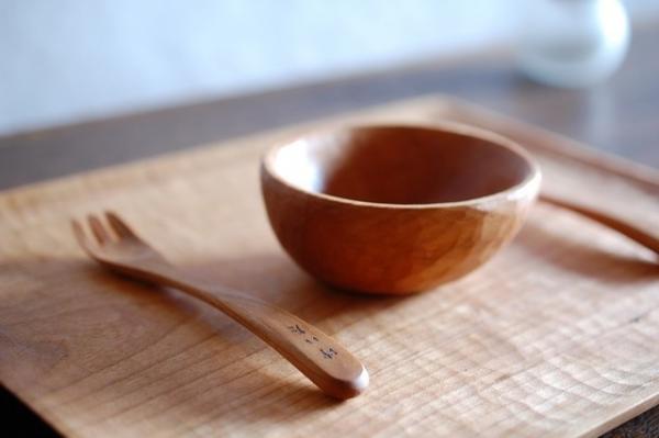 森岡督行協力のもと、生活に寄り添う工芸品を集めた「そばにいる工芸」展が資生堂ギャラリーで開催