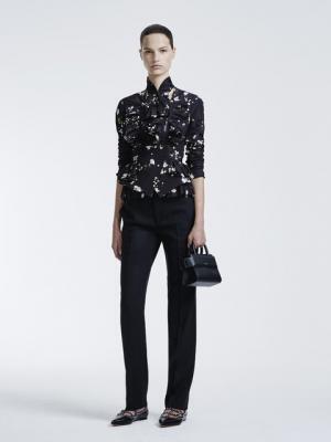 ジバンシィ、世界に先駆け限定コレクション「ジバンシィ エッセンシャルズ」を新宿伊勢丹で発売。日の丸から着想を得たバッグなど