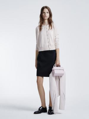 ジバンシィ、世界に先駆け限定コレクション「ジバンシィ エッセンシャルズ」を新宿伊勢丹で発売。日の丸から着想を得たバッグなど