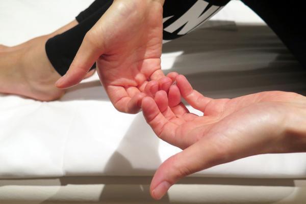 ブーツやヒールが似合う美脚へ！習慣づけたいパーツごとのセルフマッサージ【Beauty Method】