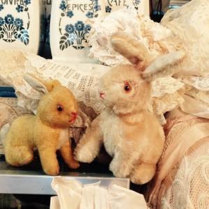 エミール・ガレからヴィンテージ時計まで、バイヤーとも話せるアンティークの展覧会「Graceful Antiques」