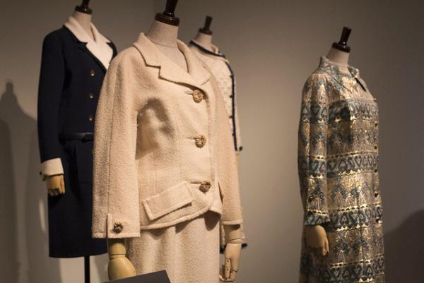 グレース・ケリーのクローゼットの中から、シャネルやディオールのドレス、希少な“ケリー”バックなど展示。世界初公開のティアラも