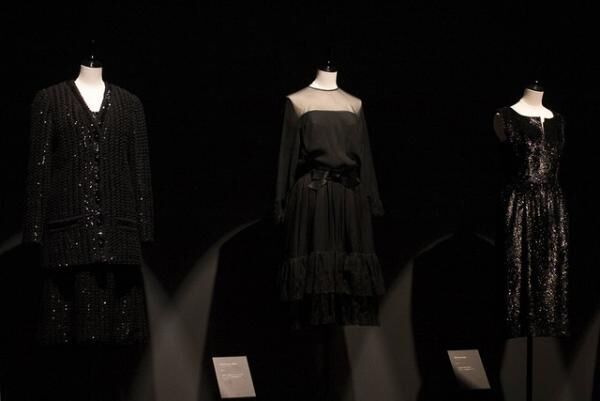 グレース・ケリーのクローゼットの中から、シャネルやディオールのドレス、希少な“ケリー”バックなど展示。<div class=