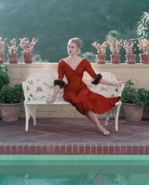 グレース・ケリーのクローゼットの中から、シャネルやディオールのドレス、希少な“ケリー”バックなど展示。世界初公開のティアラも