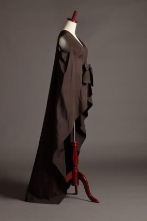 グレース・ケリーのクローゼットの中から、シャネルやディオールのドレス、希少な“ケリー”バックなど展示。世界初公開のティアラも