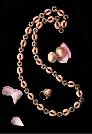 グレース・ケリーのクローゼットの中から、シャネルやディオールのドレス、希少な“ケリー”バックなど展示。世界初公開のティアラも