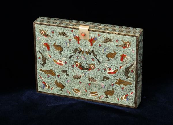 グレース・ケリーのクローゼットの中から、シャネルやディオールのドレス、希少な“ケリー”バックなど展示。世界初公開のティアラも