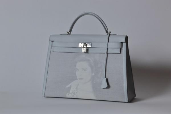 グレース・ケリーのクローゼットの中から、シャネルやディオールのドレス、希少な“ケリー”バックなど展示。世界初公開のティアラも