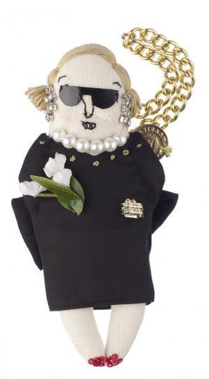 グレース・ケリーのクローゼットの中から、シャネルやディオールのドレス、希少な“ケリー”バックなど展示。世界初公開のティアラも