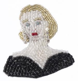 グレース・ケリーのクローゼットの中から、シャネルやディオールのドレス、希少な“ケリー”バックなど展示。世界初公開のティアラも