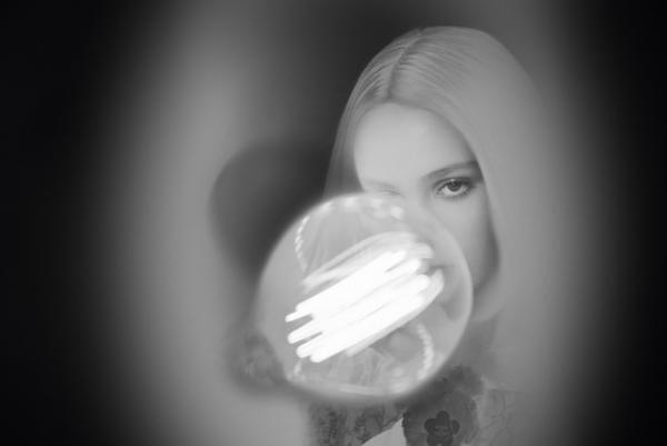 シャネルの新作フレグランス「N°5 L'EAU」。リリー=ローズ デップの広告ビジュアル公開