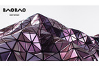 バオ バオ イッセイ ミヤケ「PRISM」にメタリックな新作、見る角度でバッグの色が変わる