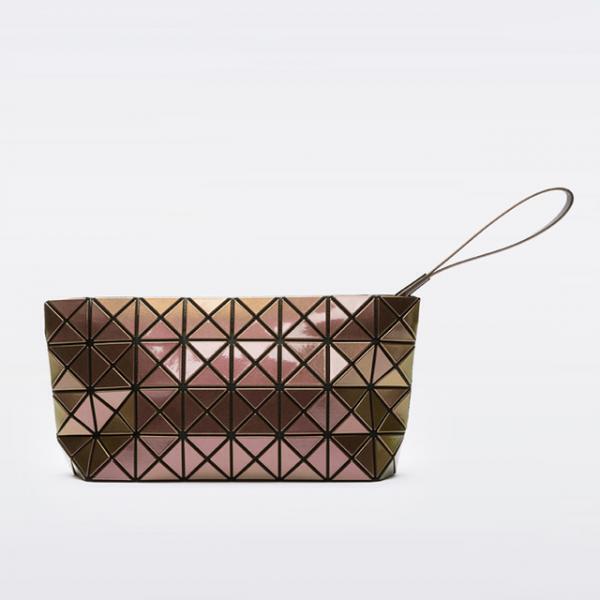 バオ バオ イッセイ ミヤケ「PRISM」にメタリックな新作、見る角度でバッグの色が変わる