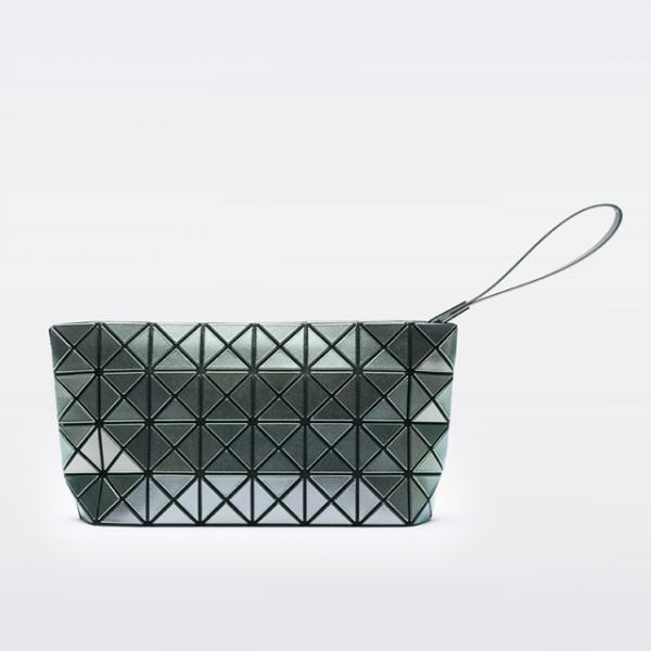 バオ バオ イッセイ ミヤケ「PRISM」にメタリックな新作、見る角度でバッグの色が変わる