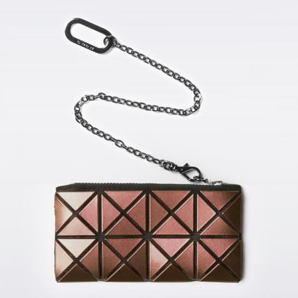 バオ バオ イッセイ ミヤケ「PRISM」にメタリックな新作、見る角度でバッグの色が変わる