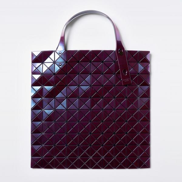 バオ バオ イッセイ ミヤケ「PRISM」にメタリックな新作、見る角度でバッグの色が変わる