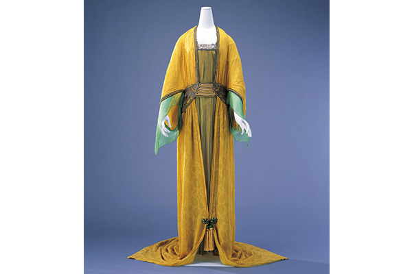 シャネル、サンローランなどのオートクチュール衣装と様式の変遷を辿る「モードとインテリアの20世紀展」開催