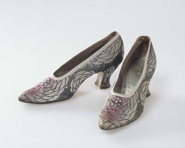 シャネル、サンローランなどのオートクチュール衣装と様式の変遷を辿る「モードとインテリアの20世紀展」開催