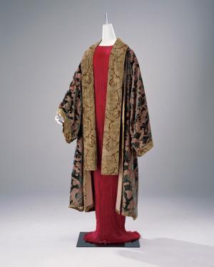 シャネル、サンローランなどのオートクチュール衣装と様式の変遷を辿る「モードとインテリアの20世紀展」開催