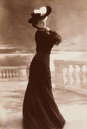 シャネル、サンローランなどのオートクチュール衣装と様式の変遷を辿る「モードとインテリアの20世紀展」開催