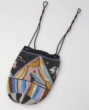 シャネル、サンローランなどのオートクチュール衣装と様式の変遷を辿る「モードとインテリアの20世紀展」開催