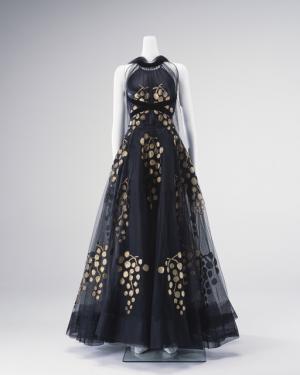 シャネル、サンローランなどのオートクチュール衣装と様式の変遷を辿る「モードとインテリアの20世紀展」開催