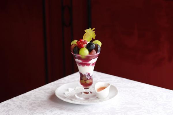 資生堂パーラー、秋の味覚“ぶどう”を贅沢に使ったパフェやカクテルが登場