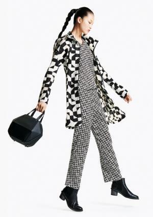 プリーツ プリーズ イッセイ ミヤケ、“器”の色彩や土のテクスチャーからインスピレーションを得た新作コレクション