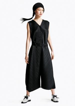 プリーツ プリーズ イッセイ ミヤケ、“器”の色彩や土のテクスチャーからインスピレーションを得た新作コレクション