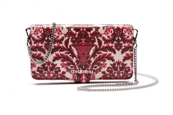 ミュウミュウ、阪急うめだでポップアップ。ショーに登場したガーデンプリントがiPhoneケースや財布に