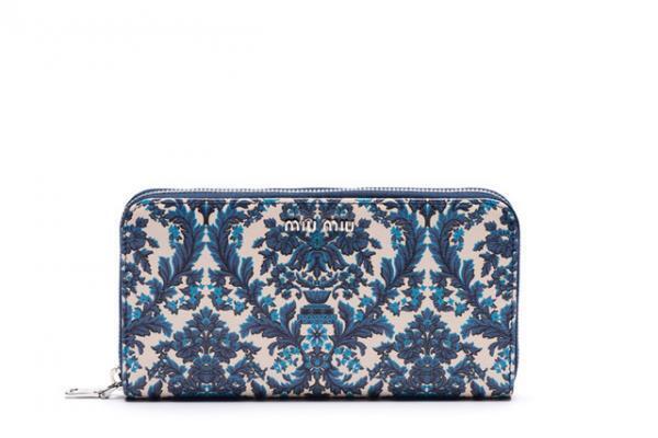 ミュウミュウ、阪急うめだでポップアップ。ショーに登場したガーデンプリントがiPhoneケースや財布に