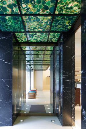 ロエベ、今季キーモチーフの「キャット フェイスネックレス」をFNO当日に先行発売！猫マスクもプレゼント