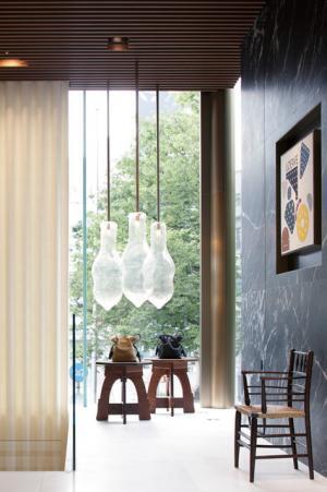 ロエベ、今季キーモチーフの「キャット フェイスネックレス」をFNO当日に先行発売！猫マスクもプレゼント