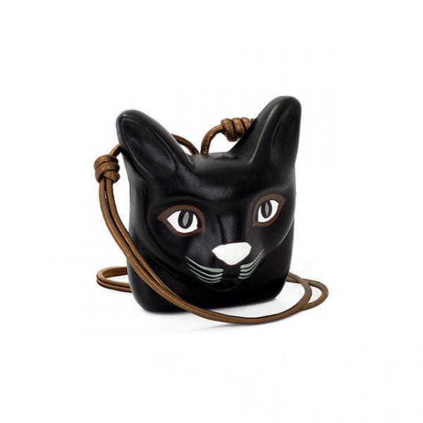 ロエベ、今季キーモチーフの「キャット フェイスネックレス」をFNO当日に先行発売！猫マスクもプレゼント