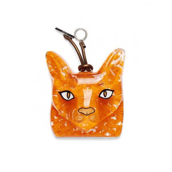 ロエベ、今季キーモチーフの「キャット フェイスネックレス」をFNO当日に先行発売！猫マスクもプレゼント