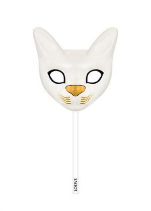 ロエベ、今季キーモチーフの「キャット フェイスネックレス」をFNO当日に先行発売！猫マスクもプレゼント