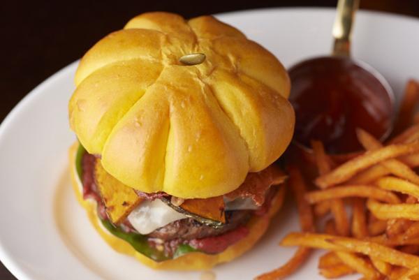 ハロウィンをモチーフにした“かぼちゃ型”バーガー登場！グランド ハイアット 東京で3種の月替わりハンバーガー