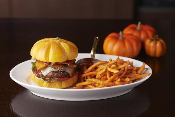 ハロウィンをモチーフにした“かぼちゃ型”バーガー登場！グランド ハイアット 東京で3種の月替わりハンバーガー
