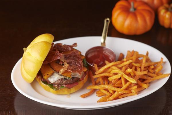 ハロウィンをモチーフにした“かぼちゃ型”バーガー登場！グランド ハイアット 東京で3種の月替わりハンバーガー