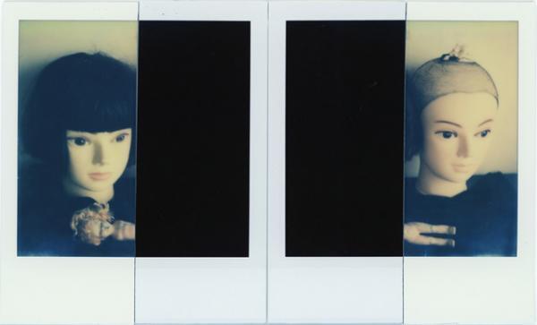 荒木経惟の個展「淫秋」が原宿で開催。“般若心經”を書でしたためた最新作を初展観