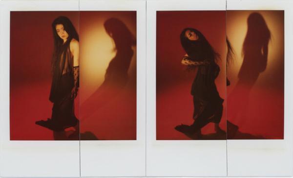 荒木経惟の個展「淫秋」が原宿で開催。“般若心經”を書でしたためた最新作を初展観