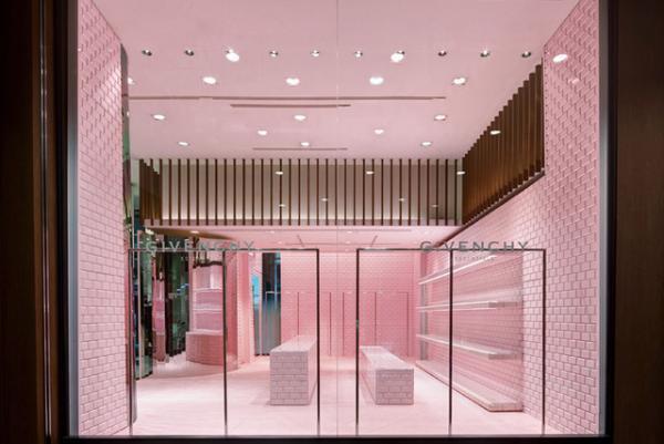 ジバンシィが新宿伊勢丹のウィンドウ15面をジャック！デジタルで表現された愛らしい鹿とオートクチュールドレス