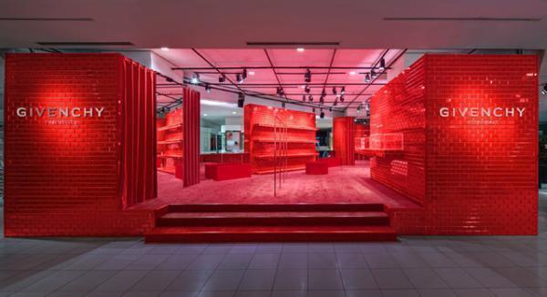 ジバンシィが新宿伊勢丹のウィンドウ15面をジャック！デジタルで表現された愛らしい鹿とオートクチュールドレス