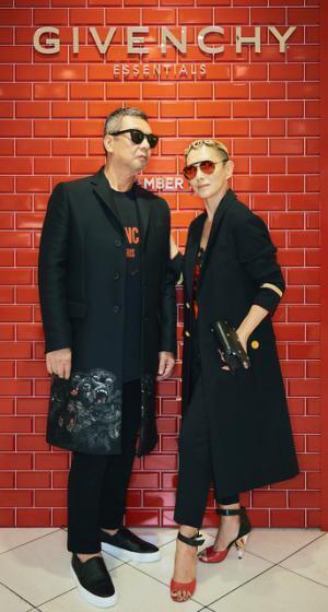 ジバンシィが新宿伊勢丹のウィンドウ15面をジャック！デジタルで表現された愛らしい鹿とオートクチュールドレス