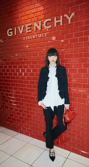 ジバンシィが新宿伊勢丹のウィンドウ15面をジャック！デジタルで表現された愛らしい鹿とオートクチュールドレス