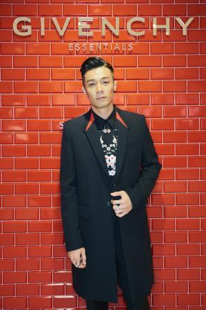 ジバンシィが新宿伊勢丹のウィンドウ15面をジャック！デジタルで表現された愛らしい鹿とオートクチュールドレス