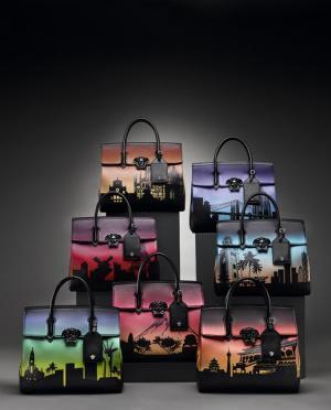 ヴェルサーチがバッグ「パラッツォ エンパイア」の7都市限定モデルを発売